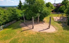 Großer Garten mit Kletterparcours